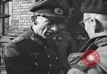 Standbild Übergabe des deutschen Generals Kurt Dittmar Magdeburg Deutschland, 1945, aus Sekunde 31 historischem Filmmaterial Videoclip 65675066638