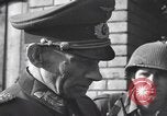 Standbild Übergabe des deutschen Generals Kurt Dittmar Magdeburg Deutschland, 1945, aus Sekunde 42 historischem Filmmaterial Videoclip 65675066638