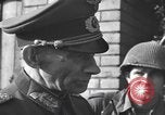 Standbild Übergabe des deutschen Generals Kurt Dittmar Magdeburg Deutschland, 1945, aus Sekunde 46 historischem Filmmaterial Videoclip 65675066638