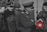 Standbild Übergabe des deutschen Generals Kurt Dittmar Magdeburg Deutschland, 1945, aus Sekunde 60 historischem Filmmaterial Videoclip 65675066638