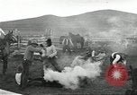 Standbild Rinder Branding United States USA, 1918, aus Sekunde 25 historischem Filmmaterial Videoclip 65675066753