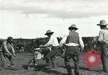 Standbild Rinder Branding United States USA, 1918, aus Sekunde 29 historischem Filmmaterial Videoclip 65675066753