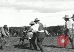 Standbild Rinder Branding United States USA, 1918, aus Sekunde 30 historischem Filmmaterial Videoclip 65675066753