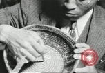 Immagine di Afroamericano fa canestro di canna Nashville Tennessee USA, 1937, secondo 23 filmato di repertorio 65675066776