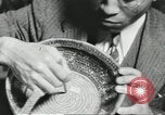 Immagine di Afroamericano fa canestro di canna Nashville Tennessee USA, 1937, secondo 24 filmato di repertorio 65675066776