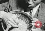 Immagine di Afroamericano fa canestro di canna Nashville Tennessee USA, 1937, secondo 26 filmato di repertorio 65675066776