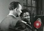 Standbild Hale Woodruff unterrichtet afroamerikanische Studenten Atlanta Georgia USA, 1937, aus Sekunde 34 historischem Filmmaterial Videoclip 65675066796