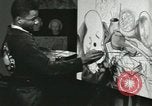 Standbild Hale Woodruff unterrichtet afroamerikanische Studenten Atlanta Georgia USA, 1937, aus Sekunde 55 historischem Filmmaterial Videoclip 65675066796