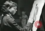 Standbild Hale Woodruff unterrichtet afroamerikanische Studenten Atlanta Georgia USA, 1937, aus Sekunde 58 historischem Filmmaterial Videoclip 65675066796