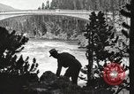 Immagine di Chittenden ponte che attraversa il fiume Yellowstone United States USA, 1917, secondo 3 filmato di repertorio 65675066826