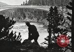 Immagine di Chittenden ponte che attraversa il fiume Yellowstone United States USA, 1917, secondo 4 filmato di repertorio 65675066826