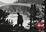 Immagine di Chittenden ponte che attraversa il fiume Yellowstone United States USA, 1917, secondo 5 filmato di repertorio 65675066826