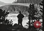 Immagine di Chittenden ponte che attraversa il fiume Yellowstone United States USA, 1917, secondo 7 filmato di repertorio 65675066826