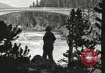 Immagine di Chittenden ponte che attraversa il fiume Yellowstone United States USA, 1917, secondo 8 filmato di repertorio 65675066826