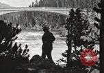 Immagine di Chittenden ponte che attraversa il fiume Yellowstone United States USA, 1917, secondo 9 filmato di repertorio 65675066826