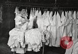 Immagine di Camicie stirato e riparata Chicago Illinois USA, 1917, secondo 9 filmato di repertorio 65675066830