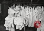 Immagine di Camicie stirato e riparata Chicago Illinois USA, 1917, secondo 10 filmato di repertorio 65675066830