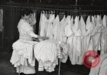 Immagine di Camicie stirato e riparata Chicago Illinois USA, 1917, secondo 11 filmato di repertorio 65675066830