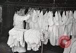 Immagine di Camicie stirato e riparata Chicago Illinois USA, 1917, secondo 12 filmato di repertorio 65675066830