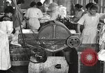 Immagine di Camicie stirato e riparata Chicago Illinois USA, 1917, secondo 26 filmato di repertorio 65675066830