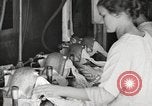 Immagine di Camicie stirato e riparata Chicago Illinois USA, 1917, secondo 44 filmato di repertorio 65675066830