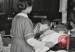 Immagine di Camicie stirato e riparata Chicago Illinois USA, 1917, secondo 57 filmato di repertorio 65675066830