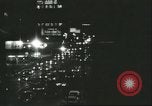 Immagine di Ballerini in velluto rosso nel Club degli anni sessanta West Hollywood California USA, 1965, secondo 3 filmato di repertorio 65675066859