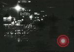 Immagine di Ballerini in velluto rosso nel Club degli anni sessanta West Hollywood California USA, 1965, secondo 6 filmato di repertorio 65675066859