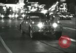 Immagine di Ballerini in velluto rosso nel Club degli anni sessanta West Hollywood California USA, 1965, secondo 10 filmato di repertorio 65675066859
