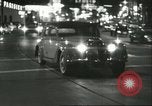 Immagine di Ballerini in velluto rosso nel Club degli anni sessanta West Hollywood California USA, 1965, secondo 11 filmato di repertorio 65675066859