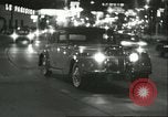 Immagine di Ballerini in velluto rosso nel Club degli anni sessanta West Hollywood California USA, 1965, secondo 12 filmato di repertorio 65675066859