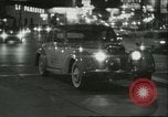 Immagine di Ballerini in velluto rosso nel Club degli anni sessanta West Hollywood California USA, 1965, secondo 13 filmato di repertorio 65675066859