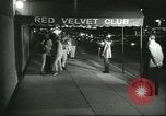 Immagine di Ballerini in velluto rosso nel Club degli anni sessanta West Hollywood California USA, 1965, secondo 14 filmato di repertorio 65675066859