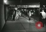 Immagine di Ballerini in velluto rosso nel Club degli anni sessanta West Hollywood California USA, 1965, secondo 15 filmato di repertorio 65675066859