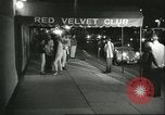 Immagine di Ballerini in velluto rosso nel Club degli anni sessanta West Hollywood California USA, 1965, secondo 16 filmato di repertorio 65675066859
