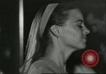 Immagine di Ballerini in velluto rosso nel Club degli anni sessanta West Hollywood California USA, 1965, secondo 17 filmato di repertorio 65675066859