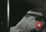 Immagine di Ballerini in velluto rosso nel Club degli anni sessanta West Hollywood California USA, 1965, secondo 18 filmato di repertorio 65675066859