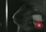 Immagine di Ballerini in velluto rosso nel Club degli anni sessanta West Hollywood California USA, 1965, secondo 19 filmato di repertorio 65675066859