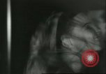 Immagine di Ballerini in velluto rosso nel Club degli anni sessanta West Hollywood California USA, 1965, secondo 20 filmato di repertorio 65675066859