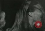 Immagine di Ballerini in velluto rosso nel Club degli anni sessanta West Hollywood California USA, 1965, secondo 21 filmato di repertorio 65675066859