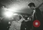 Immagine di Ballerini in velluto rosso nel Club degli anni sessanta West Hollywood California USA, 1965, secondo 22 filmato di repertorio 65675066859