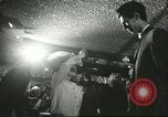 Immagine di Ballerini in velluto rosso nel Club degli anni sessanta West Hollywood California USA, 1965, secondo 23 filmato di repertorio 65675066859