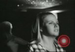 Immagine di Ballerini in velluto rosso nel Club degli anni sessanta West Hollywood California USA, 1965, secondo 24 filmato di repertorio 65675066859