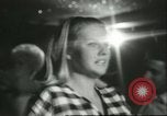 Immagine di Ballerini in velluto rosso nel Club degli anni sessanta West Hollywood California USA, 1965, secondo 25 filmato di repertorio 65675066859