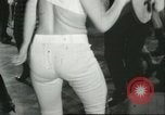 Immagine di Ballerini in velluto rosso nel Club degli anni sessanta West Hollywood California USA, 1965, secondo 26 filmato di repertorio 65675066859