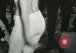 Immagine di Ballerini in velluto rosso nel Club degli anni sessanta West Hollywood California USA, 1965, secondo 27 filmato di repertorio 65675066859