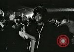 Immagine di Ballerini in velluto rosso nel Club degli anni sessanta West Hollywood California USA, 1965, secondo 28 filmato di repertorio 65675066859