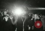 Immagine di Ballerini in velluto rosso nel Club degli anni sessanta West Hollywood California USA, 1965, secondo 29 filmato di repertorio 65675066859