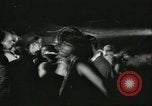 Immagine di Ballerini in velluto rosso nel Club degli anni sessanta West Hollywood California USA, 1965, secondo 30 filmato di repertorio 65675066859
