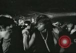 Immagine di Ballerini in velluto rosso nel Club degli anni sessanta West Hollywood California USA, 1965, secondo 31 filmato di repertorio 65675066859